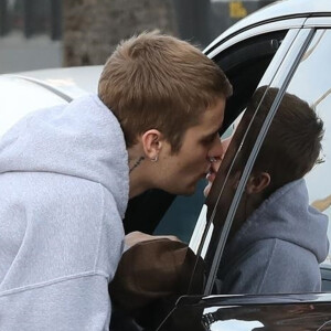 Hailey Baldwin et son mari Justin Bieber font du shopping à Los Angeles, avant de s'embrasser et de rejoindre leurs voitures respectives. Le 11 janvier 2019.