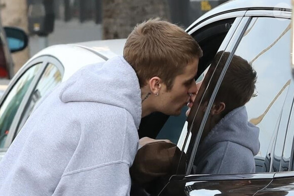 Hailey Baldwin et son mari Justin Bieber font du shopping à Los Angeles, avant de s'embrasser et de rejoindre leurs voitures respectives. Le 11 janvier 2019.