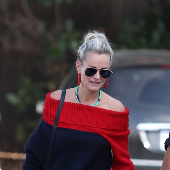 Laeticia Hallyday va déjeuner avec son amie Christina au "Brentwood Country Mart" à Brentwood le 10 janvier 2019.