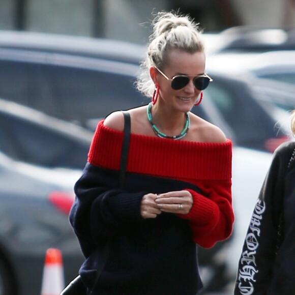 Laeticia Hallyday va déjeuner avec son amie Christina au "Brentwood Country Mart" à Brentwood le 10 janvier 2019.