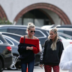 Laeticia Hallyday va déjeuner avec son amie Christina au "Brentwood Country Mart" à Brentwood le 10 janvier 2019.