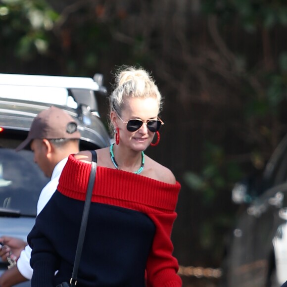 Laeticia Hallyday va déjeuner avec son amie Christina au "Brentwood Country Mart" à Brentwood le 10 janvier 2019.