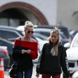 Laeticia Hallyday va déjeuner avec son amie Christina au "Brentwood Country Mart" à Brentwood le 10 janvier 2019.