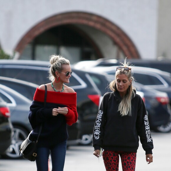 Laeticia Hallyday va déjeuner avec son amie Christina au "Brentwood Country Mart" à Brentwood le 10 janvier 2019.