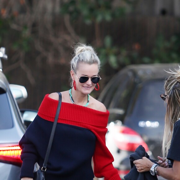 Laeticia Hallyday va déjeuner avec son amie Christina au "Brentwood Country Mart" à Brentwood le 10 janvier 2019.