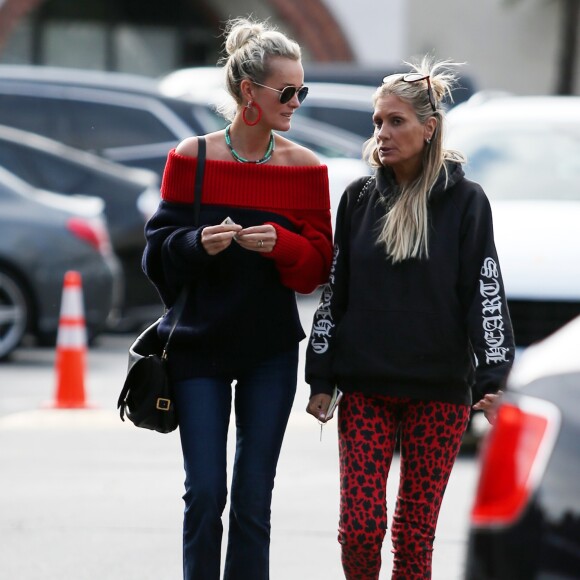 Laeticia Hallyday va déjeuner avec son amie Christina au "Brentwood Country Mart" à Brentwood le 10 janvier 2019.