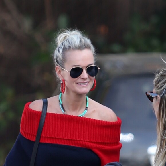 Laeticia Hallyday va déjeuner avec son amie Christina au "Brentwood Country Mart" à Brentwood le 10 janvier 2019.