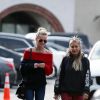 Laeticia Hallyday va déjeuner avec son amie Christina au "Brentwood Country Mart" à Brentwood le 10 janvier 2019.