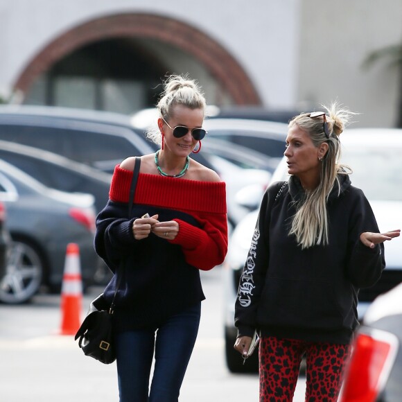 Laeticia Hallyday va déjeuner avec son amie Christina au "Brentwood Country Mart" à Brentwood le 10 janvier 2019.