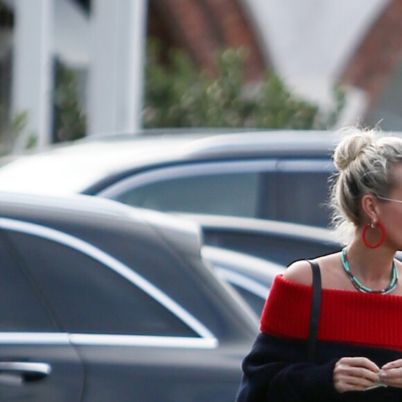 Laeticia Hallyday va déjeuner avec son amie Christina au "Brentwood Country Mart" à Brentwood le 10 janvier 2019.
