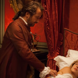 Edouard Baer et Alice Isaaz dans "Mademoiselle de Joncquières" d'Emmanuel Mouret, en Blu-Ray et DVD le 16 janvier 2019.