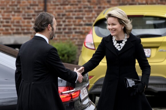 Christian de Lannoy salue la reine Mathilde de Belgique lors des obsèques du comte Philippe de Lannoy à Anvaing en Belgique le 16 janvier 2019.