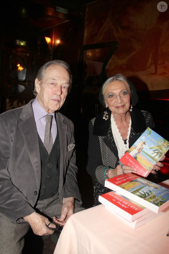 Le comte de Paris, Henri d'Orleans, et la princesse Micaela Cousino Quinones de Leon lors d'une séance de dédicaces de la princesse Anne de Bourbon-Siciles pour son livre "Le chant du pipiri" chez Maxim's à Paris le 7 octobre 2014.