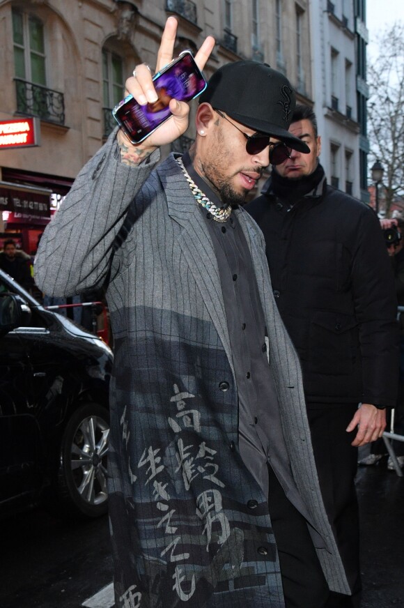 Chris Brown arrive au défilé Y-3 à Paris le 17 janvier 2019.