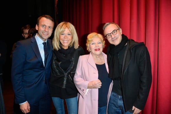 Exclusif - Emmanuel Macron et sa femme Brigitte Macron, Line Renaud et Philippe Besson - Représentation de la pièce "Pleins Feux" au théâtre Hébertot à Paris le 2 février 2017. © Coadic Guirec/Bestimage