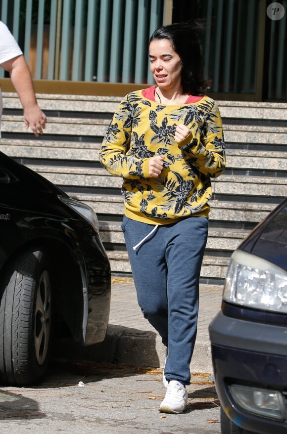 Exclusif - Beatriz Luengo (série Un, dos, tres) quitte son hôtel en tenue décontractée à Barcelone le 22 novembre 2018.