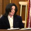 Michael Jackson au tribunal de Santa Maria en 2002. Le chanteur était accusé d'avoir annulé des concerts, causant la perte de plusieurs millions de dollars au promoteur.