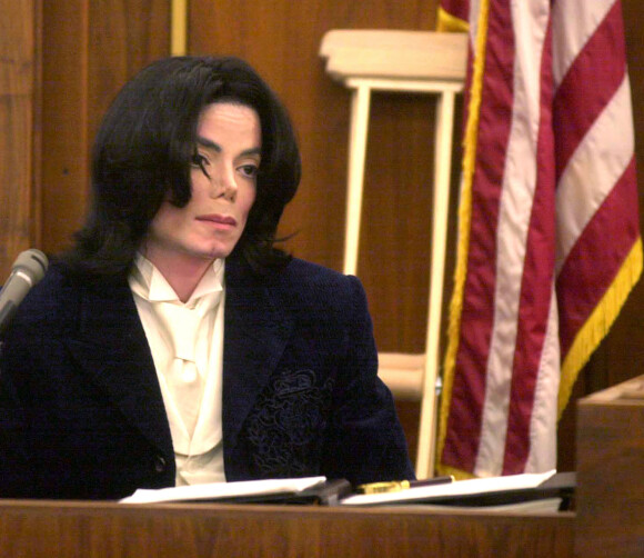 Michael Jackson au tribunal de Santa Maria en 2002. Le chanteur était accusé d'avoir annulé des concerts, causant la perte de plusieurs millions de dollars au promoteur.