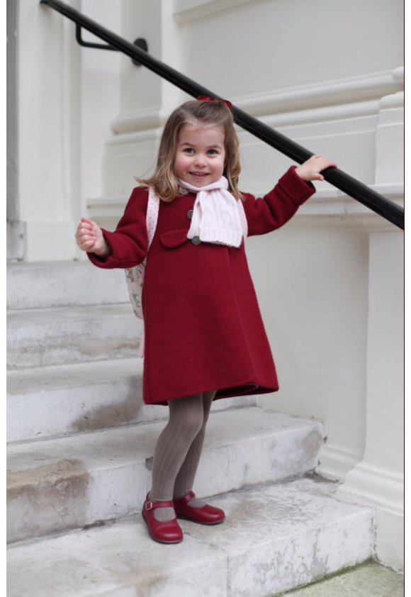 La princesse Charlotte de Cambridge photographiée par sa mère la duchesse Catherine au matin du 8 janvier 2018 au palais de Kensington, à Londres, avant son départ pour son premier jour à la crèche, la Willcocks Nursery School.