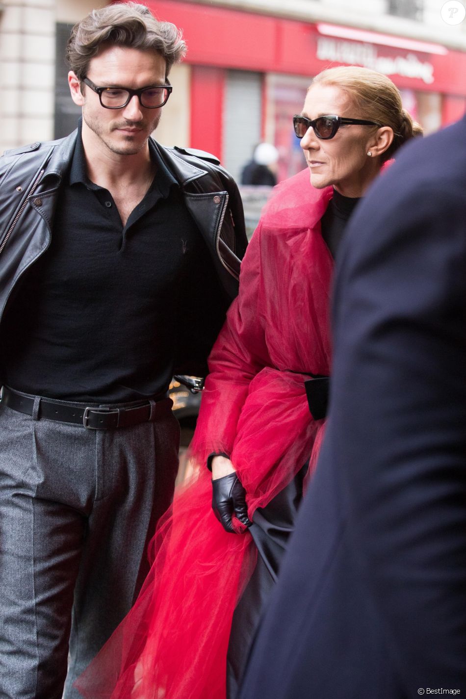Céline Dion et Pepe Munoz arrivent au théâtre Mogador pour assister à ...