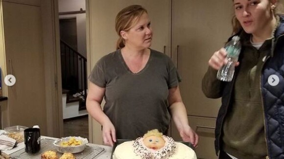 Amy Schumer enceinte : Sa belle-soeur lui offre un gâteau incroyable !