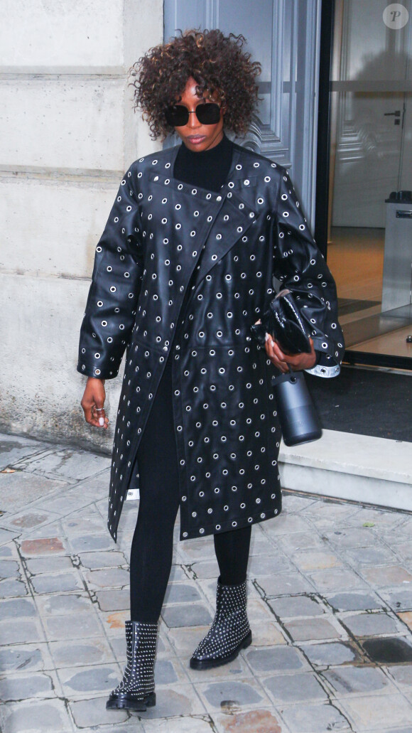Semi-Exclusif - Naomi Campbell sort d'un Rendez vous chez Dior à l'occasion de la Fashion Week à Paris le 20 janvier 2019.  Semi-Exclusive - Naomi Campbell comes out of a Rendez vous at Dior at the Fashion Week in Paris on January 20, 2019.20/01/2019 - Paris