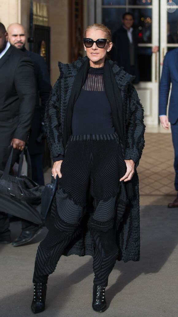 Céline Dion sort de l'hôtel de Crillon à Paris le 1er février 2019.
