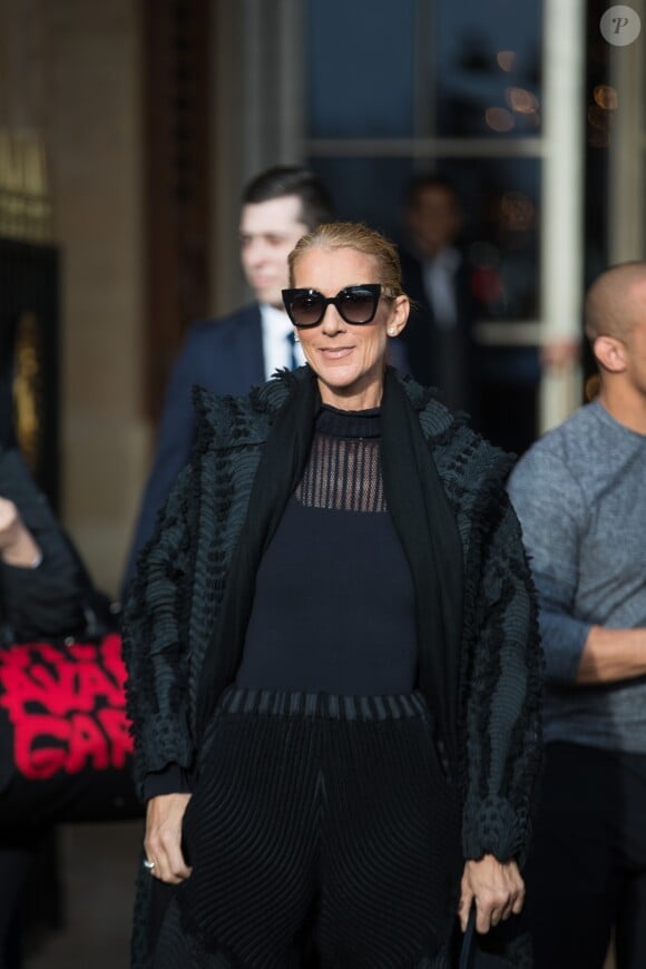 Céline Dion sort de l'hôtel de Crillon à Paris le 1er février 2019.