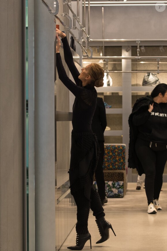 Celine Dion fait du shopping chez Balenciaga à Paris le 1er février 2019.