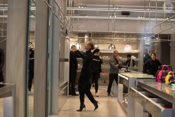 Celine Dion fait du shopping chez Balenciaga à Paris le 1er février 2019.