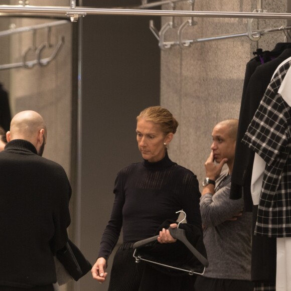 Celine Dion fait du shopping chez Balenciaga à Paris le 1er février 2019.