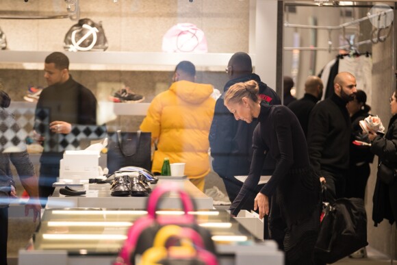 Celine Dion fait du shopping chez Balenciaga à Paris le 1er février 2019.