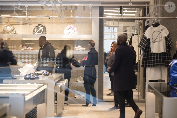 Celine Dion fait du shopping chez Balenciaga à Paris le 1er février 2019.