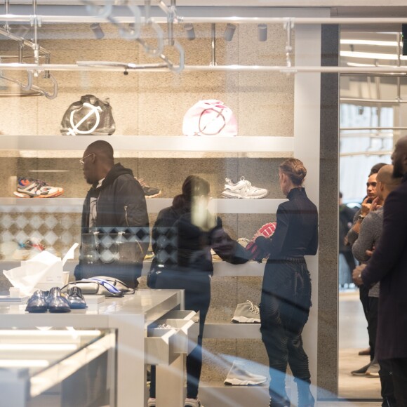 Celine Dion fait du shopping chez Balenciaga à Paris le 1er février 2019.