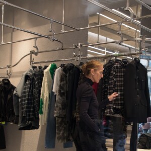 Celine Dion fait du shopping chez Balenciaga à Paris le 1er février 2019.