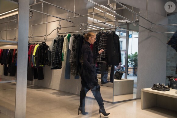 Celine Dion fait du shopping chez Balenciaga à Paris le 1er février 2019.