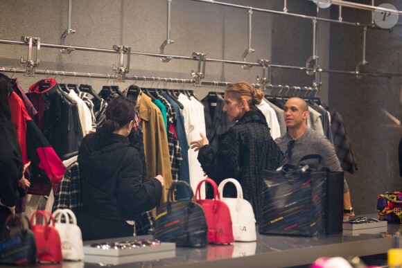 Celine Dion fait du shopping chez Balenciaga à Paris le 1er février 2019.