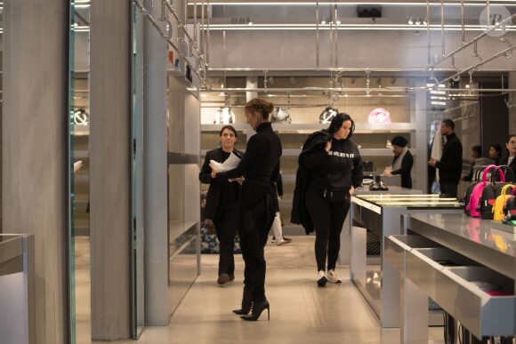 Celine Dion fait du shopping chez Balenciaga à Paris le 1er février 2019.
