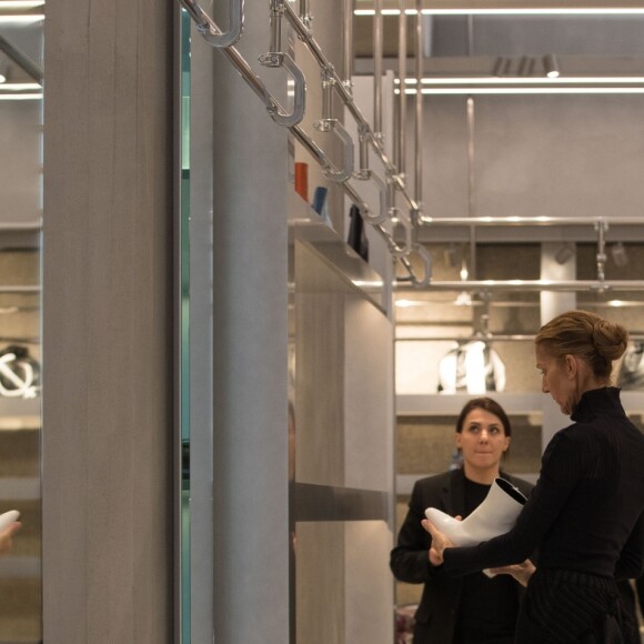Celine Dion fait du shopping chez Balenciaga à Paris le 1er février 2019.