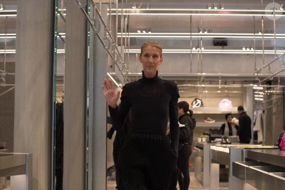 Celine Dion fait du shopping chez Balenciaga à Paris le 1er février 2019.