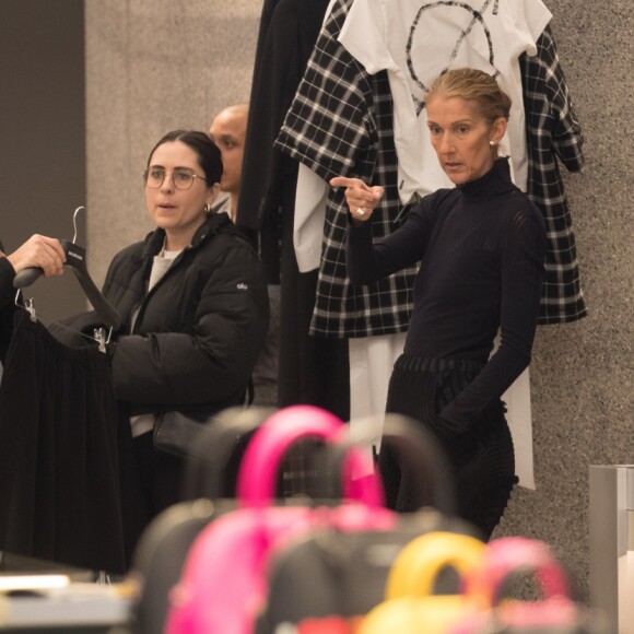 Celine Dion fait du shopping chez Balenciaga à Paris le 1er février 2019.