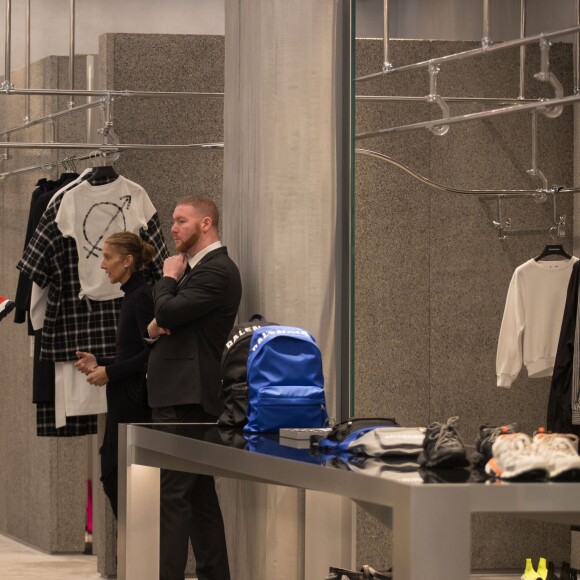 Celine Dion fait du shopping chez Balenciaga à Paris le 1er février 2019.