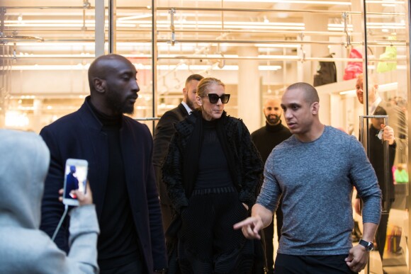 Celine Dion fait du shopping chez Balenciaga à Paris le 1er février 2019.