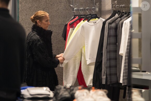 Celine Dion fait du shopping chez Balenciaga à Paris le 1er février 2019.