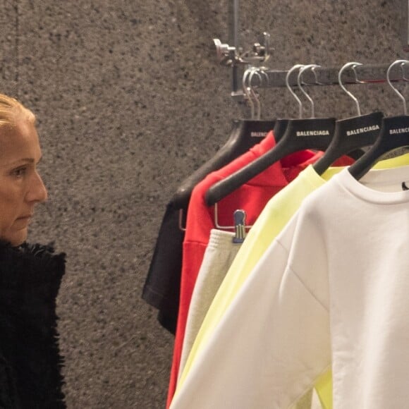 Celine Dion fait du shopping chez Balenciaga à Paris le 1er février 2019.