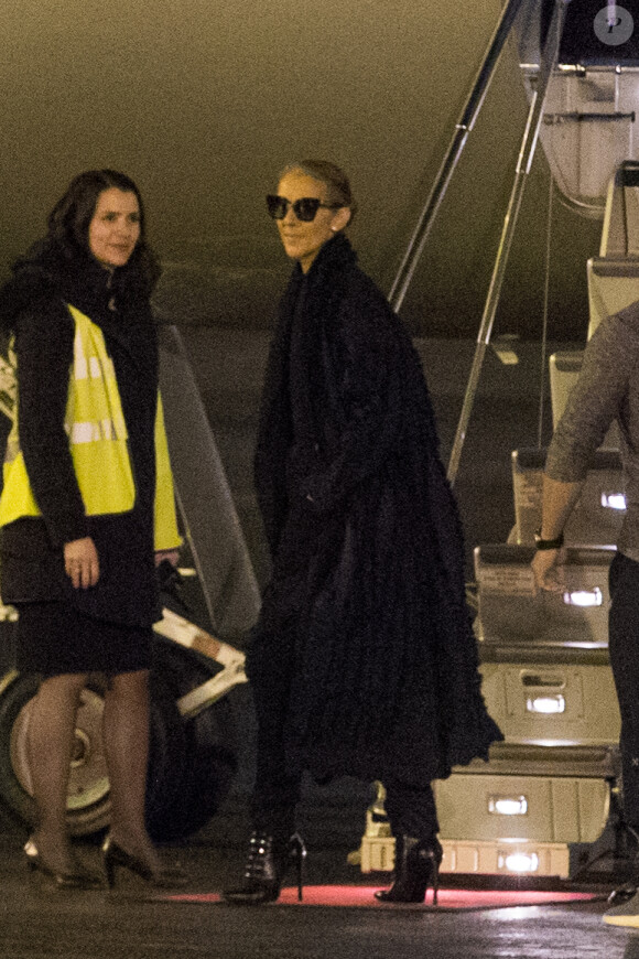 Exclusif - Céline Dion salue ses fans à l'aéroport avant de monter dans son jet le 1er février 2019.