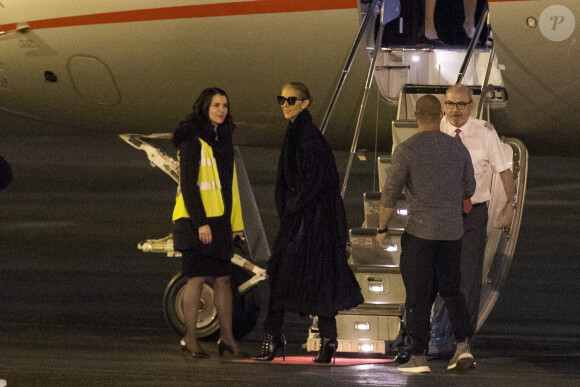 Exclusif - Céline Dion salue ses fans à l'aéroport avant de monter dans son jet le 1er février 2019.