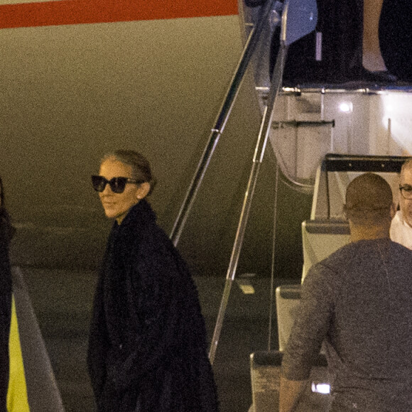 Exclusif - Céline Dion salue ses fans à l'aéroport avant de monter dans son jet le 1er février 2019.