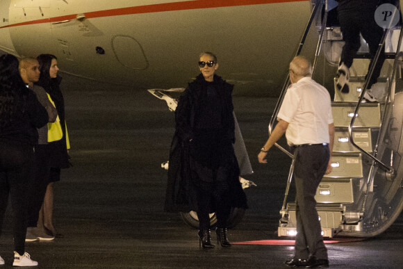 Exclusif - Céline Dion salue ses fans à l'aéroport avant de monter dans son jet le 1er février 2019.