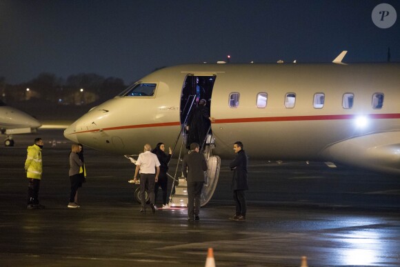 Exclusif - Céline Dion salue ses fans à l'aéroport avant de monter dans son jet le 1er février 2019.